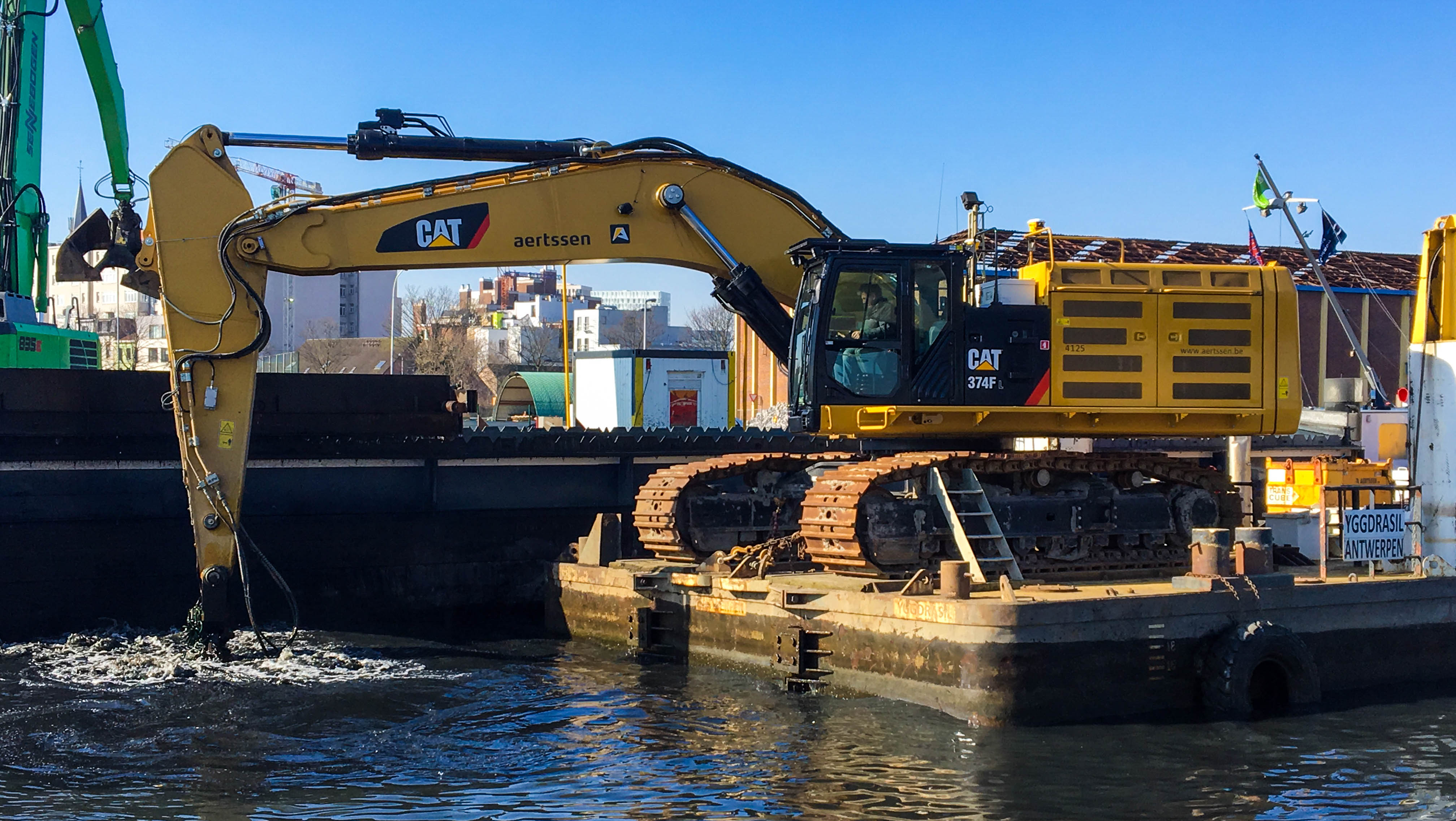 Dredging with NaviSuite Uca and removing contaminated sediment via a barge at Lobroekdok