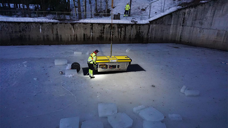 A ROV tunnel inspection operation where the surface of the water is frozen